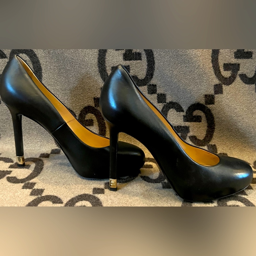 CHANEL Round-Toe Leather Pumps | Size: 8  IT 38